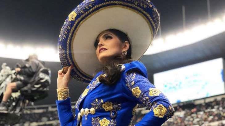 Ana Bárbara se equivoca en el Himno de México
