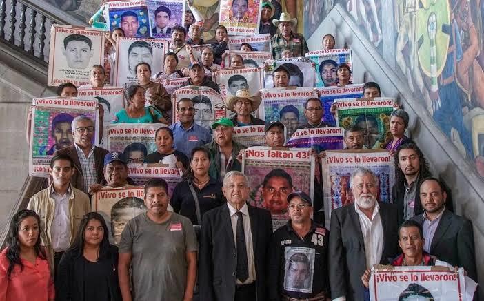 Familiares de normalistas de Ayotzinapa llegan a Palacio Nacional