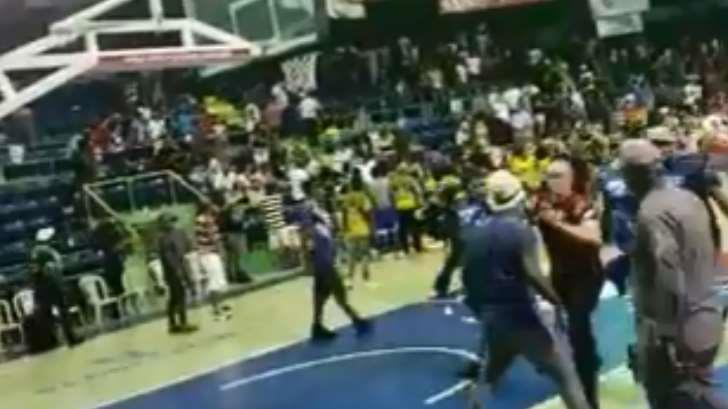 Árbitro de basquetbol golpea a un aficionado