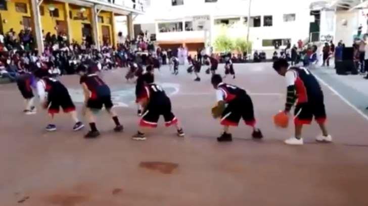 Al ritmo de Queen, niños de Oaxaca hacen ejercicios de basquetbol