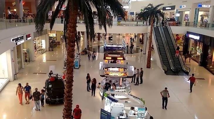 Revisan centro comercial de Juárez tras amenaza de bomba
