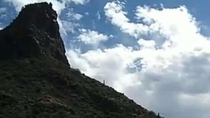 Bomberos rescatan a una familia que no podía bajar de un cerro en Guaymas