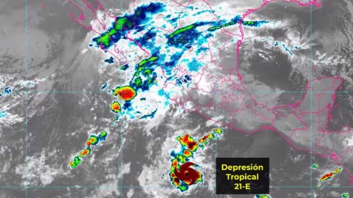 La depresión tropical 21-E continúa debilitándose