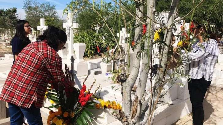 Familias y amigos visitan a sus difuntos en el panteón Yánez