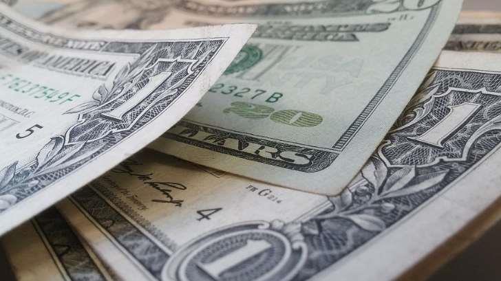 Precio del dólar abre la semana al alza en 17.21 pesos al mayoreo