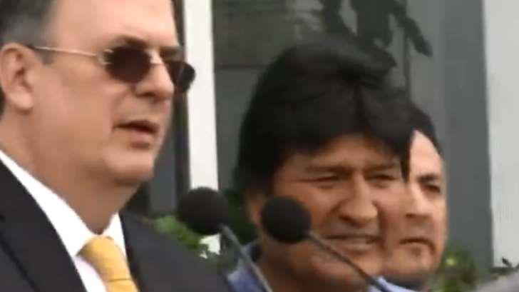 Ebrard agradece a pilotos y diplomáticos por labor con Evo Morales