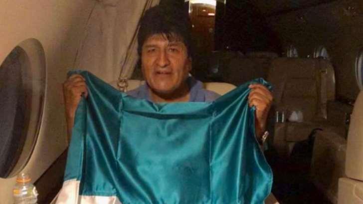 Evo Morales ya viaja a México en avión militar
