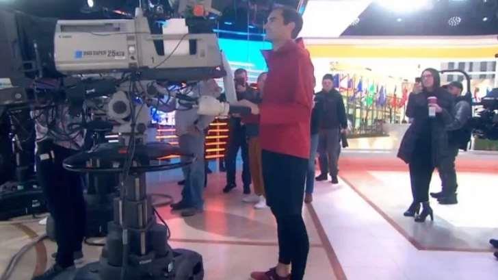 Roger Federer sorprende como camarógrafo en programa en vivo