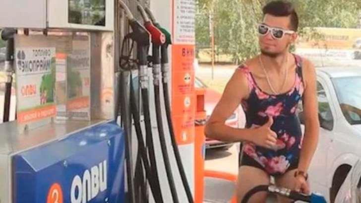 Hombres en bikini van por gasolina gratis