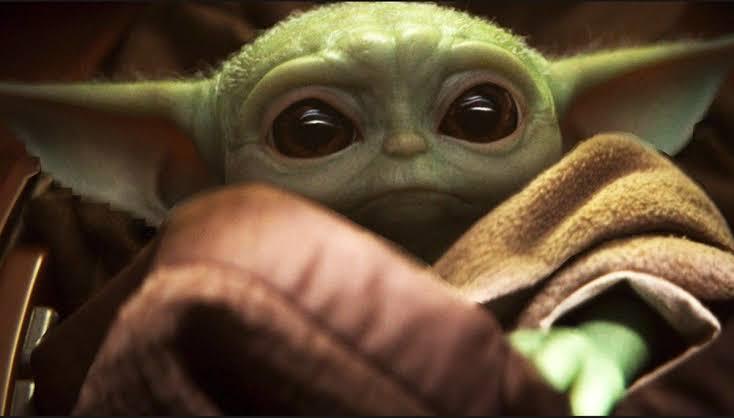 George Lucas rompe el Internet mientras carga al bebé Yoda