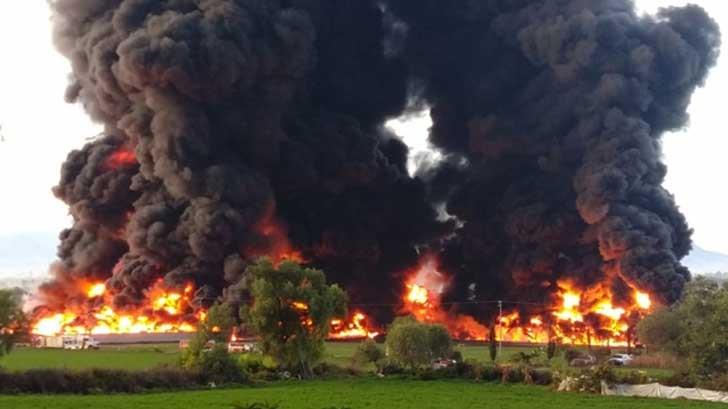 Dealojan a 200 personas por incendio en poliducto de Pemex en Hidalgo