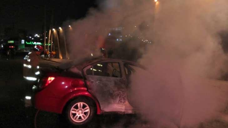 Rescatan a mujeres de auto incendiado en autopista México-Pachuca