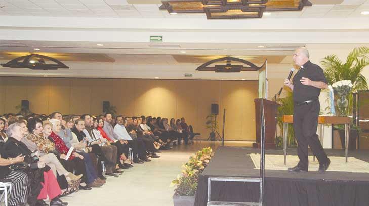 Sacerdote Ángel Espinosa imparte su conferencia Tienes el derecho y el deber de ser feliz