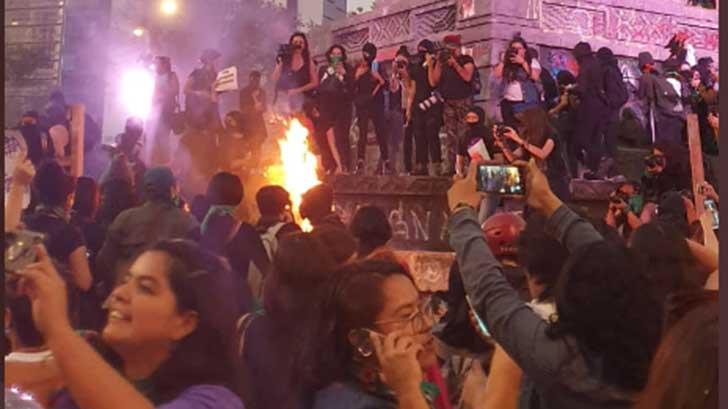 Marchan en la Ciudad de México para protestar contra la violencia a mujeres