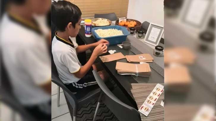 Niño vende palomitas para comprar videojuego y se vuelve viral