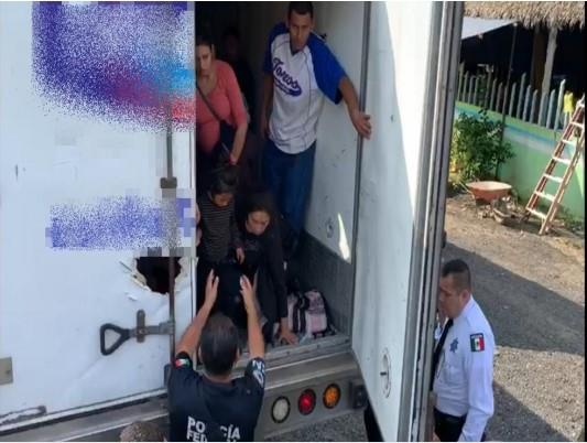 Rescatan a migrantes que viajaban dentro de un camión en Veracruz