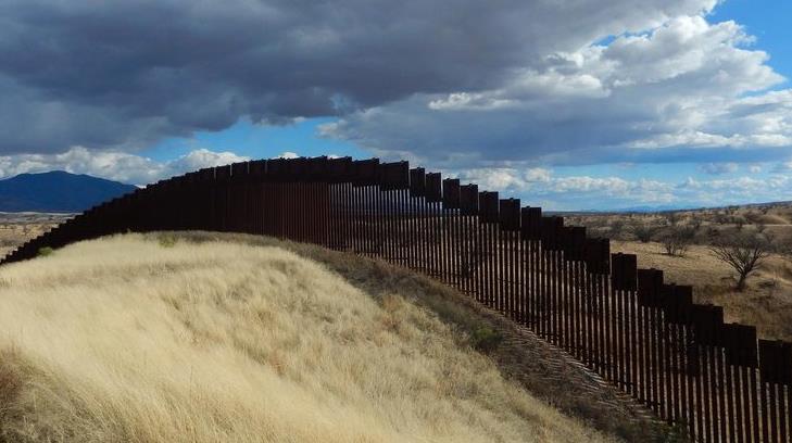 Constructora favorita de Trump logra contrato para muro fronterizo