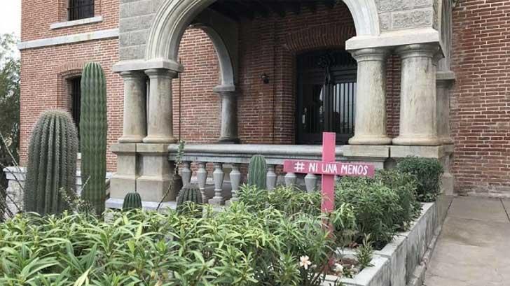 En memoria de Raquel Padilla, colocan cruz rosa en el Museo Regional de Sonora