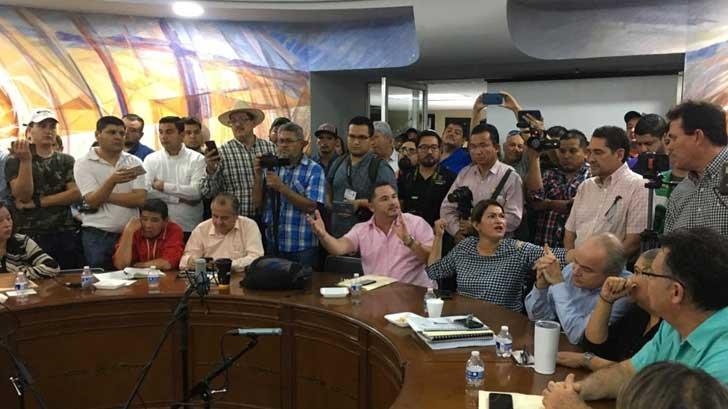 Por tercer día, se manifiestan sindicalizados de Oomapas en Navojoa