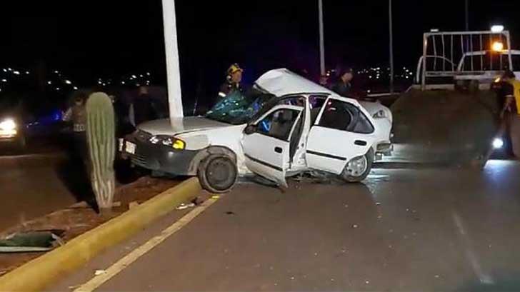 Joven de 21 años fallece al estrellarse auto contra un poste en Guaymas