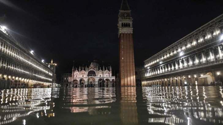 Marea alta inunda Venecia