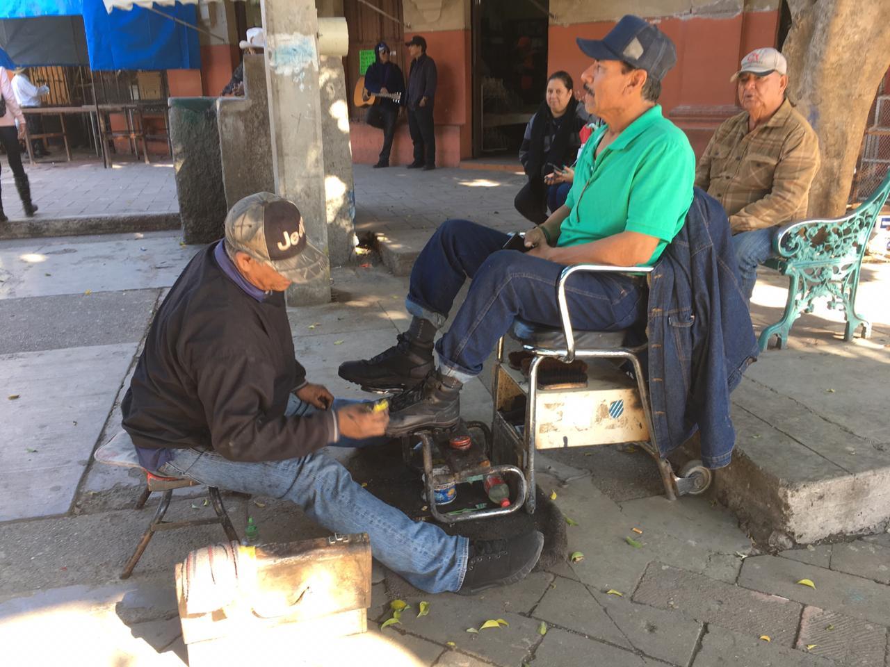 Tengo que pagar gastos con 60 pesos que gano al día, bolero de HMO