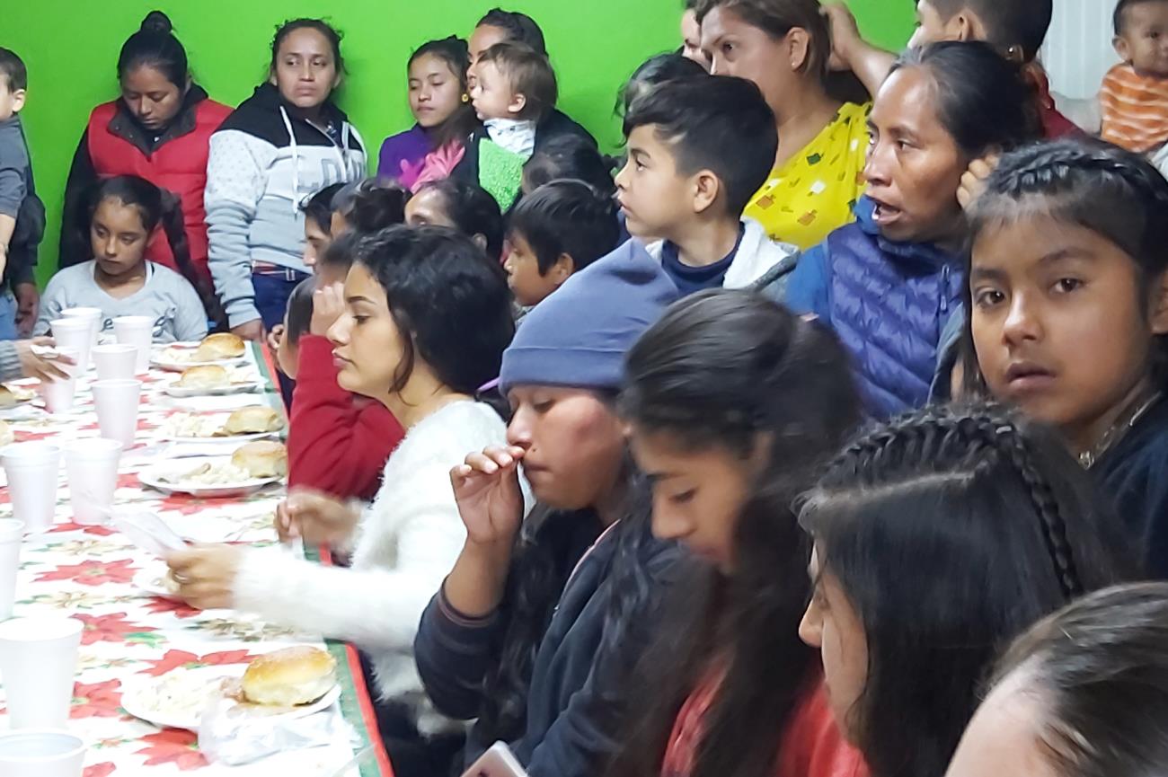 Dan techo y comida a 235 migrantes en Nogales