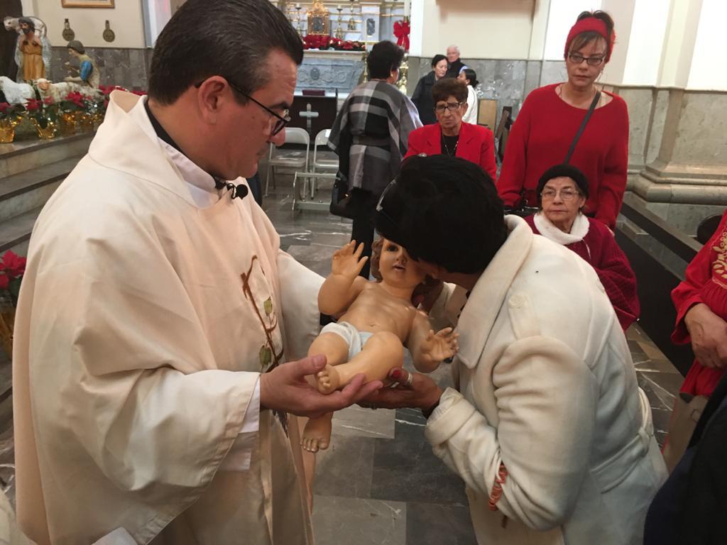 Feligreses acuden a la tradicional Misa de Navidad