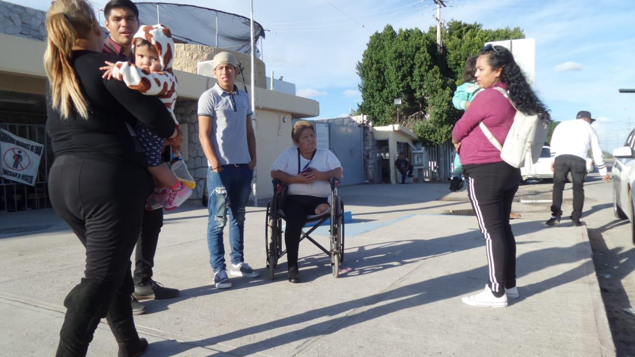 Familiares bloquean el bulevar Ganaderos tras no permitirles visitas a internos en el Cereso