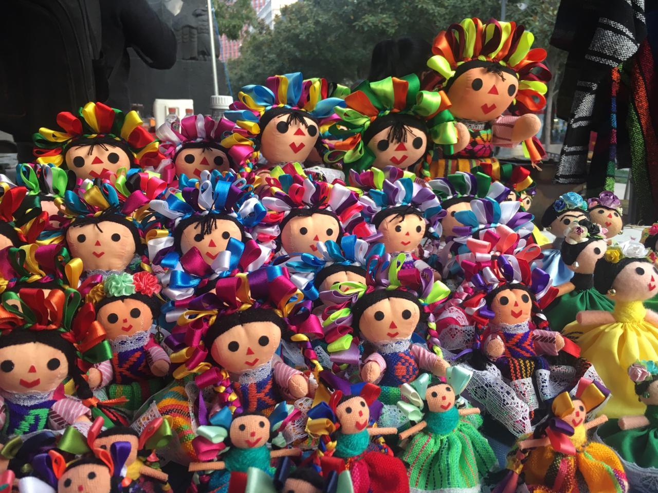Llegó a la Ciudad de México la primera feria de la muñeca otomí