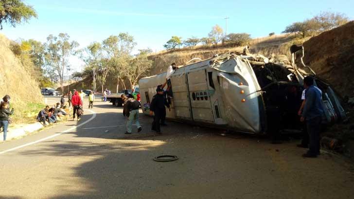 Camión procedente de Hermosillo sufre accidente en carretera de Oaxaca