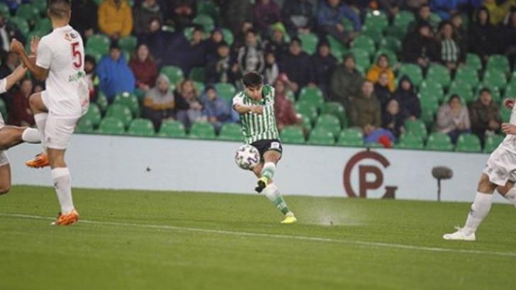 Diego Lainez mete gol de tiro libre con el Betis