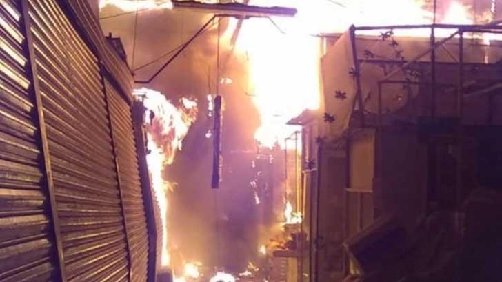 Desalojan a 150 personas por incendio en mercado de San Cosme