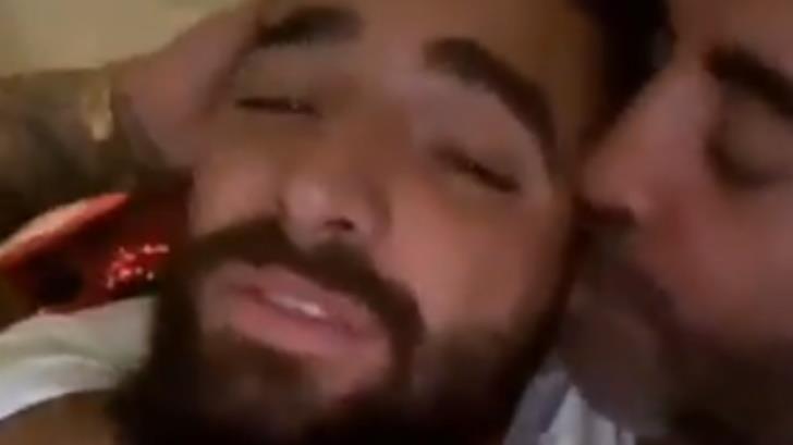 Maluma se muestra cariñoso con un hombre maduro