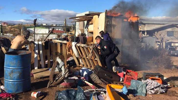 Policías de Nogales ayuda a sofocar incendio en vivienda