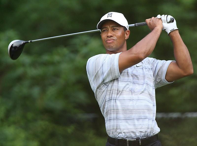 Tiger Woods y los mexicanos pasan corte con dificultades