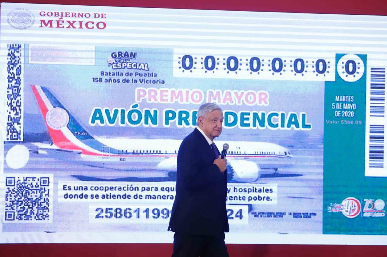 López Obrador presenta boleto para rifa del avión presidencial