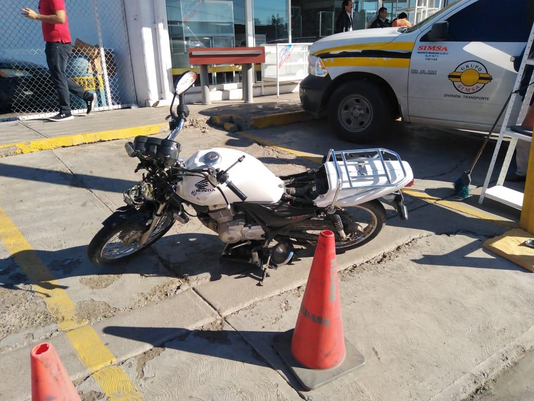 Vive para contarlo; motociclista se impacta con camión de carga