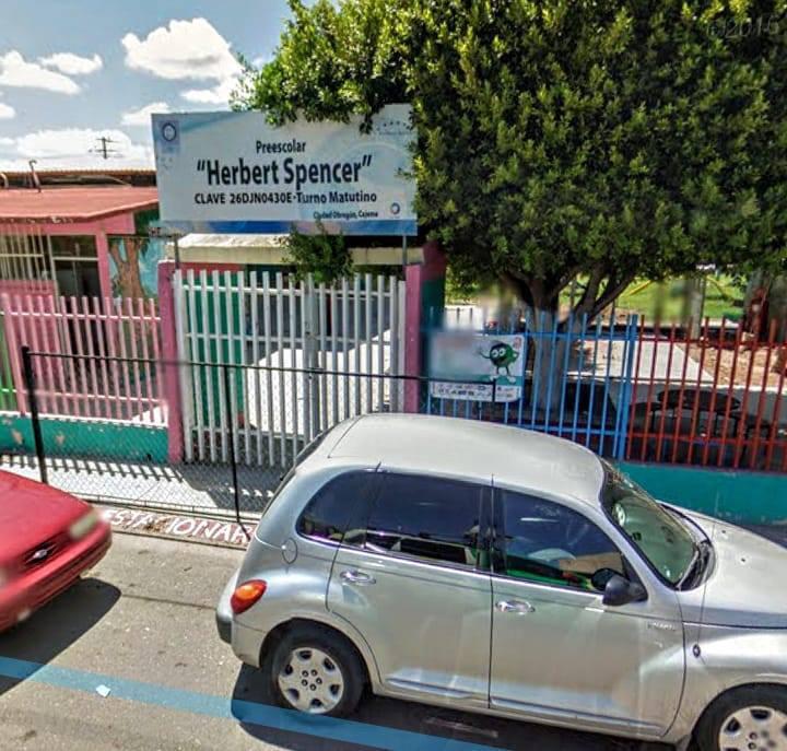 Padres de familia se manifiestan y cierran puertas del plantel Herbert Spencer