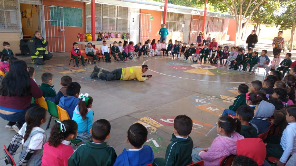 Bomberos de Navojoa enseñan a menores a utilizar el número de emergencia