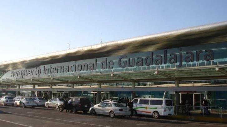Llega avión a Guadalajara con más de cien mexicanos deportados de Estados Unidos