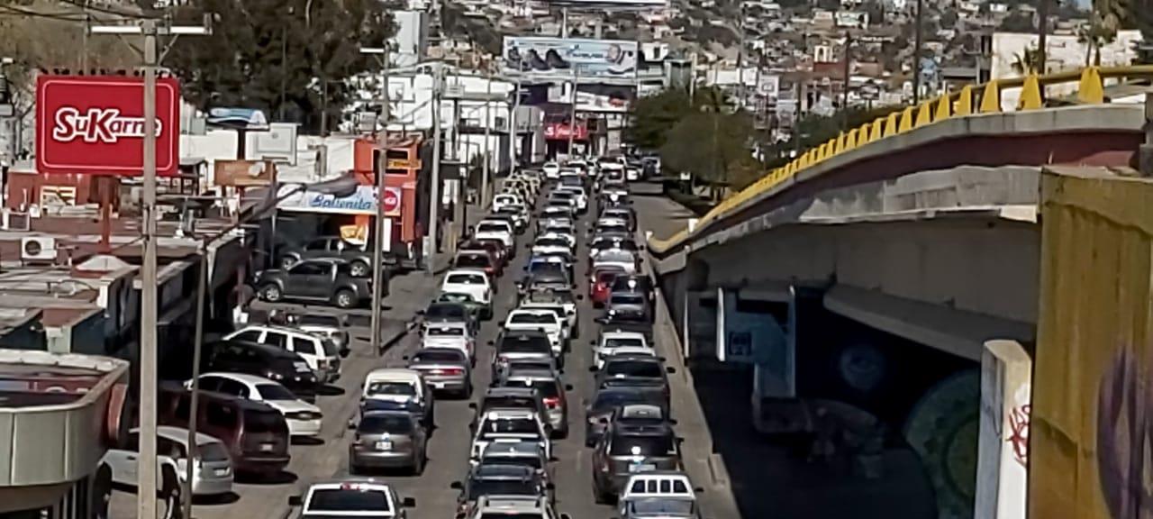 Largos tiempos de espera en las garitas de Nogales