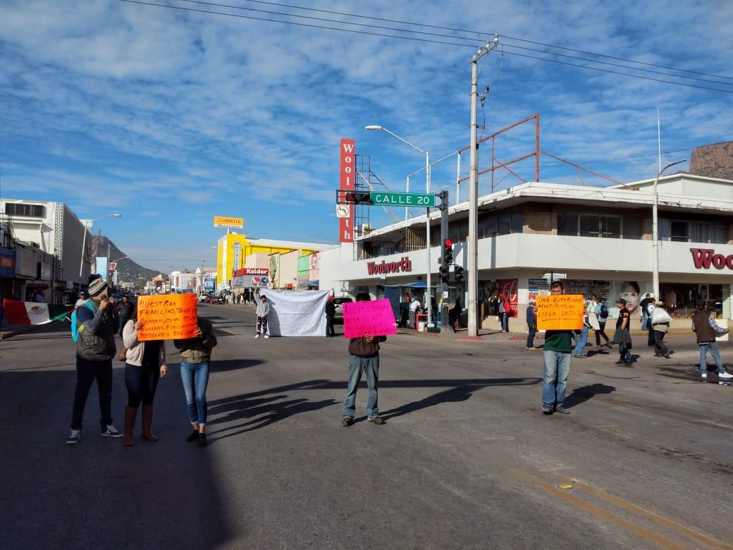 Bloquean el tránsito vehicular en la avenida Serdán y calle 20 en Guaymas