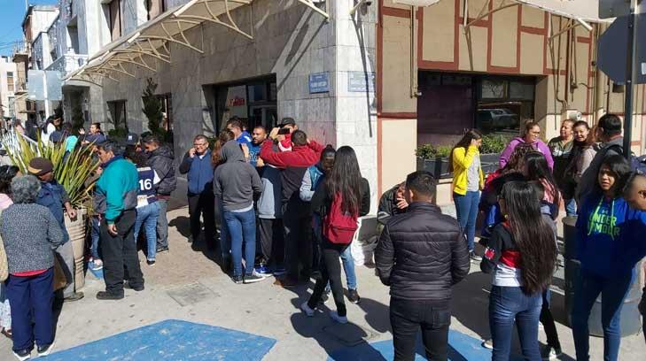 Futbolistas protestan frente al Palacio Municipal de Nogales