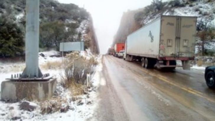 Alertan a viajeros sobre carretera húmeda y con hielo