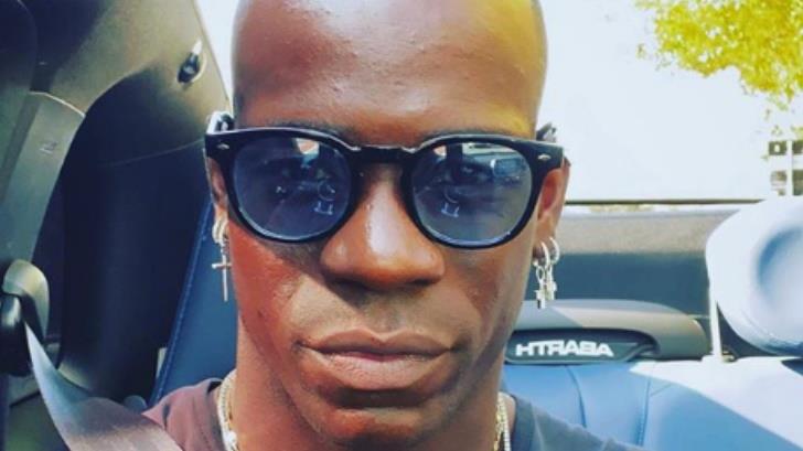 Mario Balotelli choca su auto durante el festejo del Año Nuevo