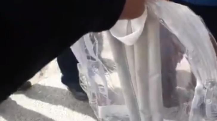 Aparecen mochilas transparentes en colegio de Torreón