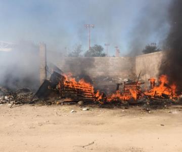 ¡Cae otro pirómano! Lo sorprenden quemando basura al norte de Hermosillo