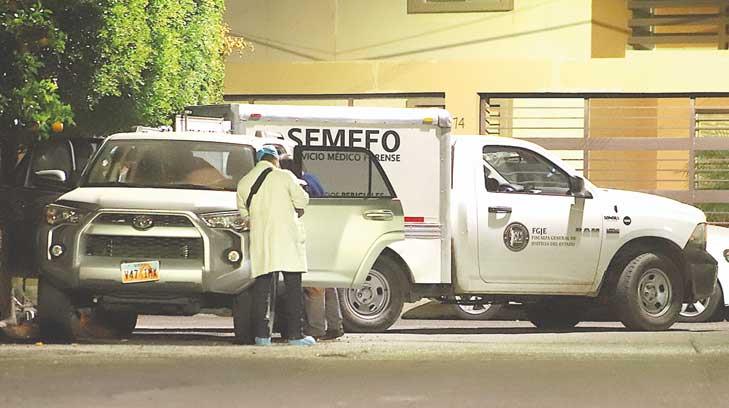 Dura el cadáver de una mujer 15 días en un auto