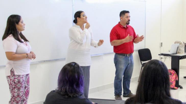 Por iniciar el curso de Lengua de Señas Mexicana en UES
